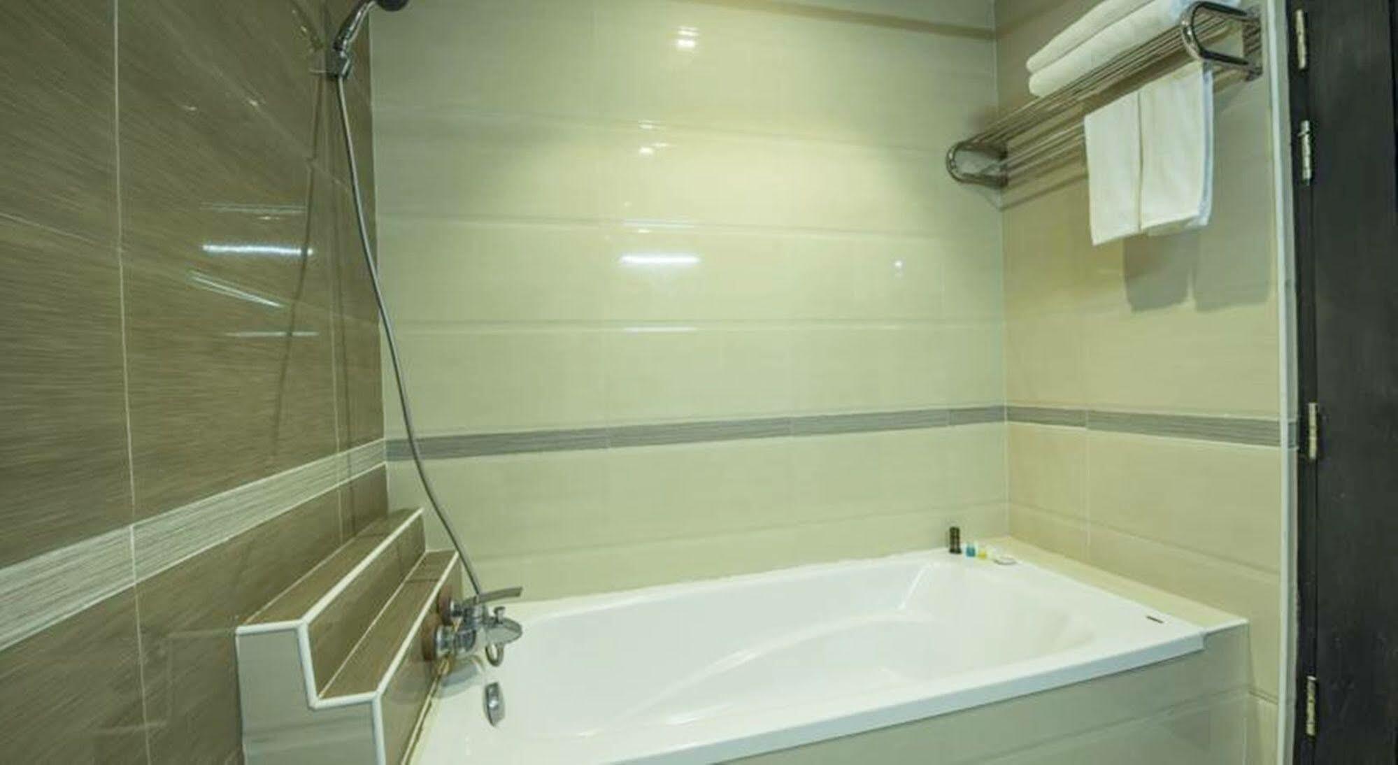 Sky View Hotel Баган Екстериор снимка